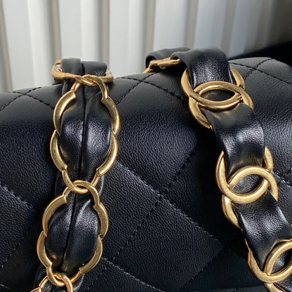 SAC À RABAT MOYEN 26 EN CUIR DE VEAU NOIR CHAÎNE ÉPAISSE DOUBLE C DORÉ