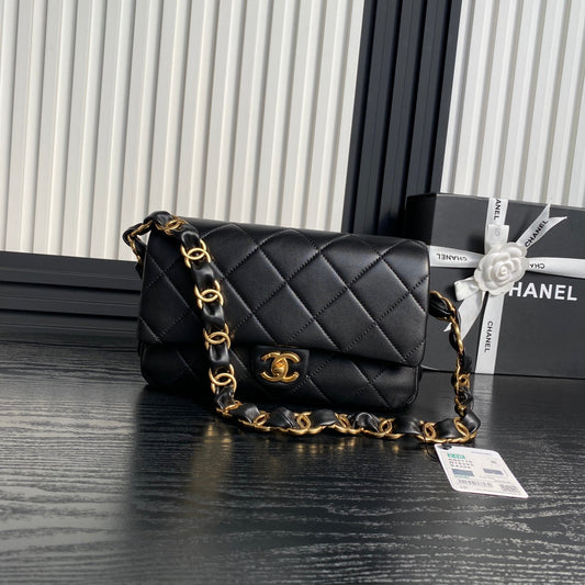 SAC À RABAT MOYEN 26 EN CUIR DE VEAU NOIR CHAÎNE ÉPAISSE DOUBLE C DORÉ
