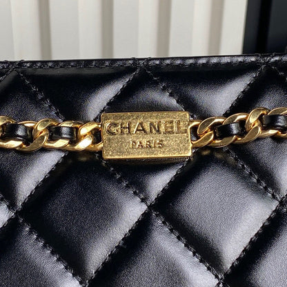 SAC À MAIN 27 EN AGNEAU BRILLANT MATELASSÉ MOTIF LOSANGE NOIR MÉTAL DORÉ