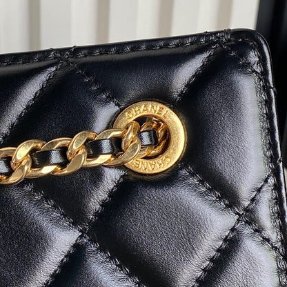 SAC À MAIN 27 EN AGNEAU BRILLANT MATELASSÉ MOTIF LOSANGE NOIR MÉTAL DORÉ