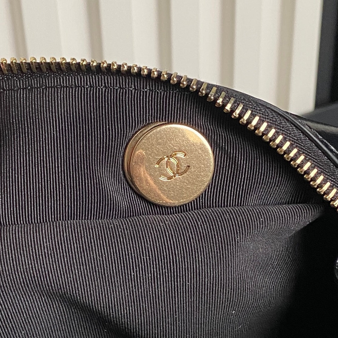 SAC BOWLING 29 EN CUIR DE VEAU LUSTRÉ NOIR ACCASTILLAGE DORÉ