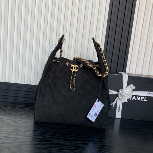 SAC À MAIN TAILLE MOYENNE 40 EN DAIM NOIR ET ACCASTILLAGE DORÉ