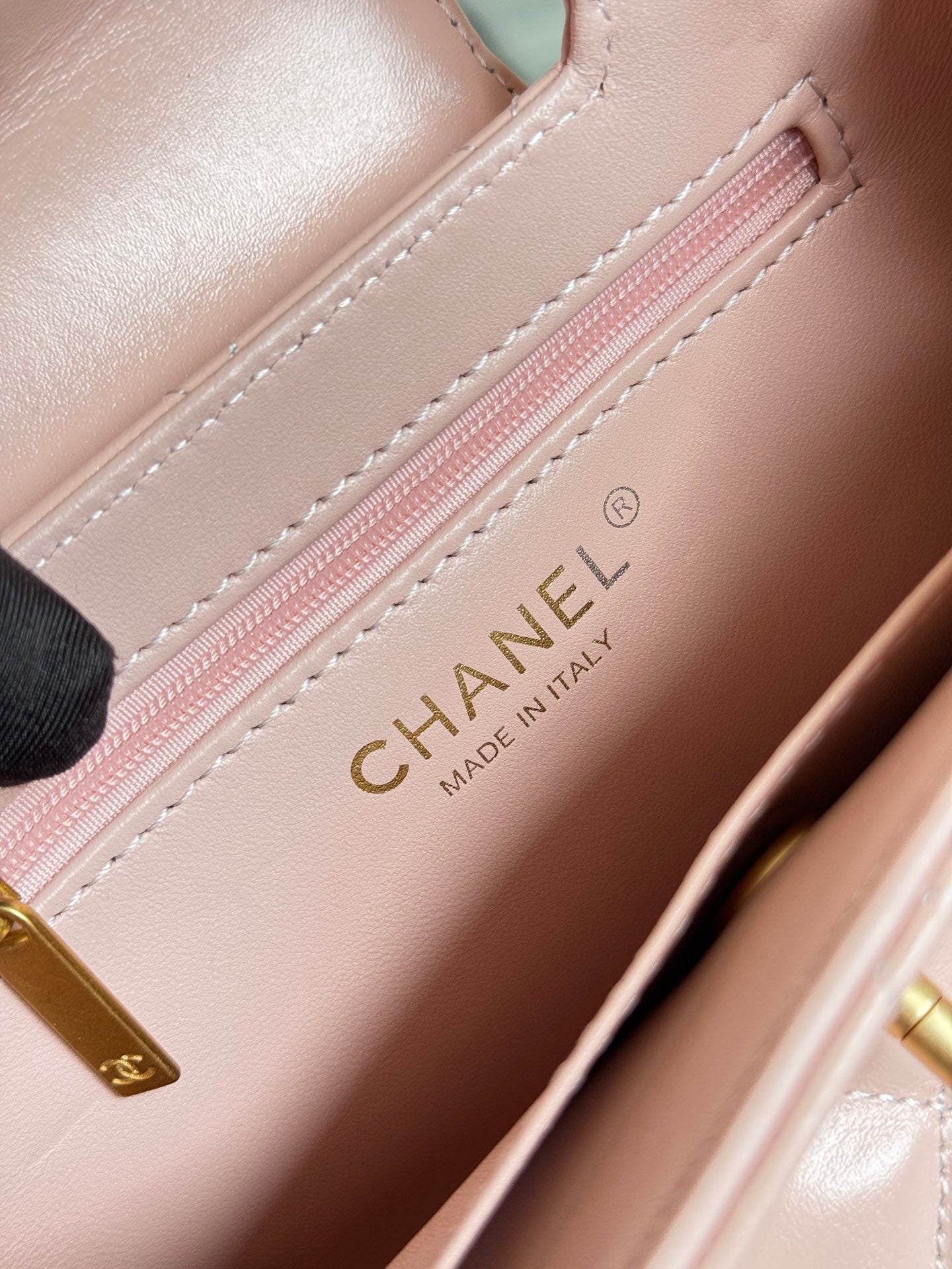 SAC CABAS KELLY 19 EN CUIR DE VEAU ROSE PÂLE AVEC ACCASTILLAGE DORÉ