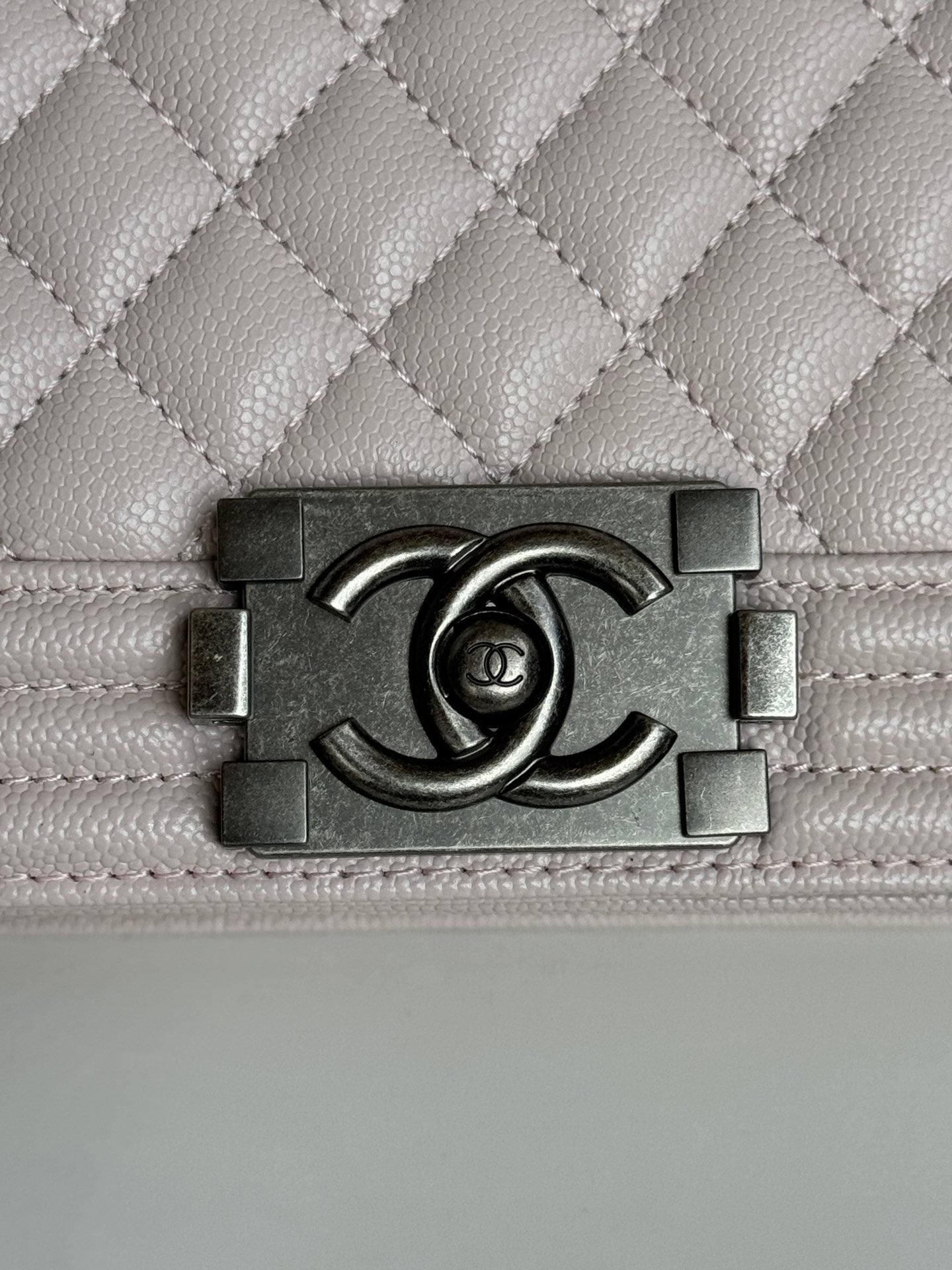 SAC BOY MEDIUM 25 EN CUIR DE VEAU NU ROSE