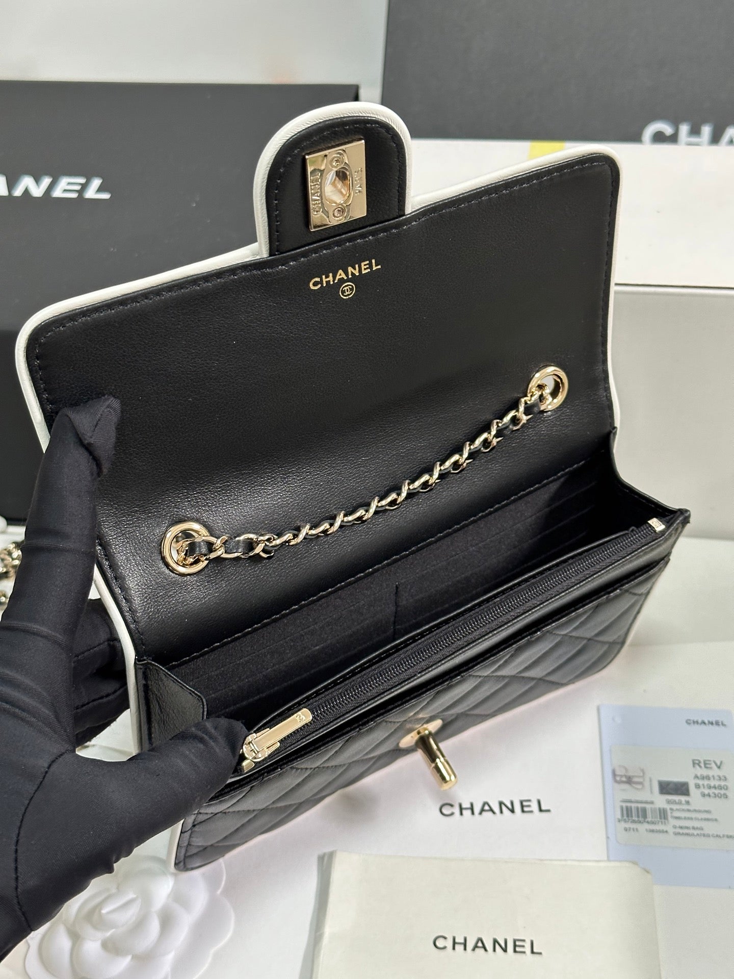 SAC À RABAT MATELASSÉ AVEC GARNITURE BLANCHE 19 EN AGNEAU NOIR