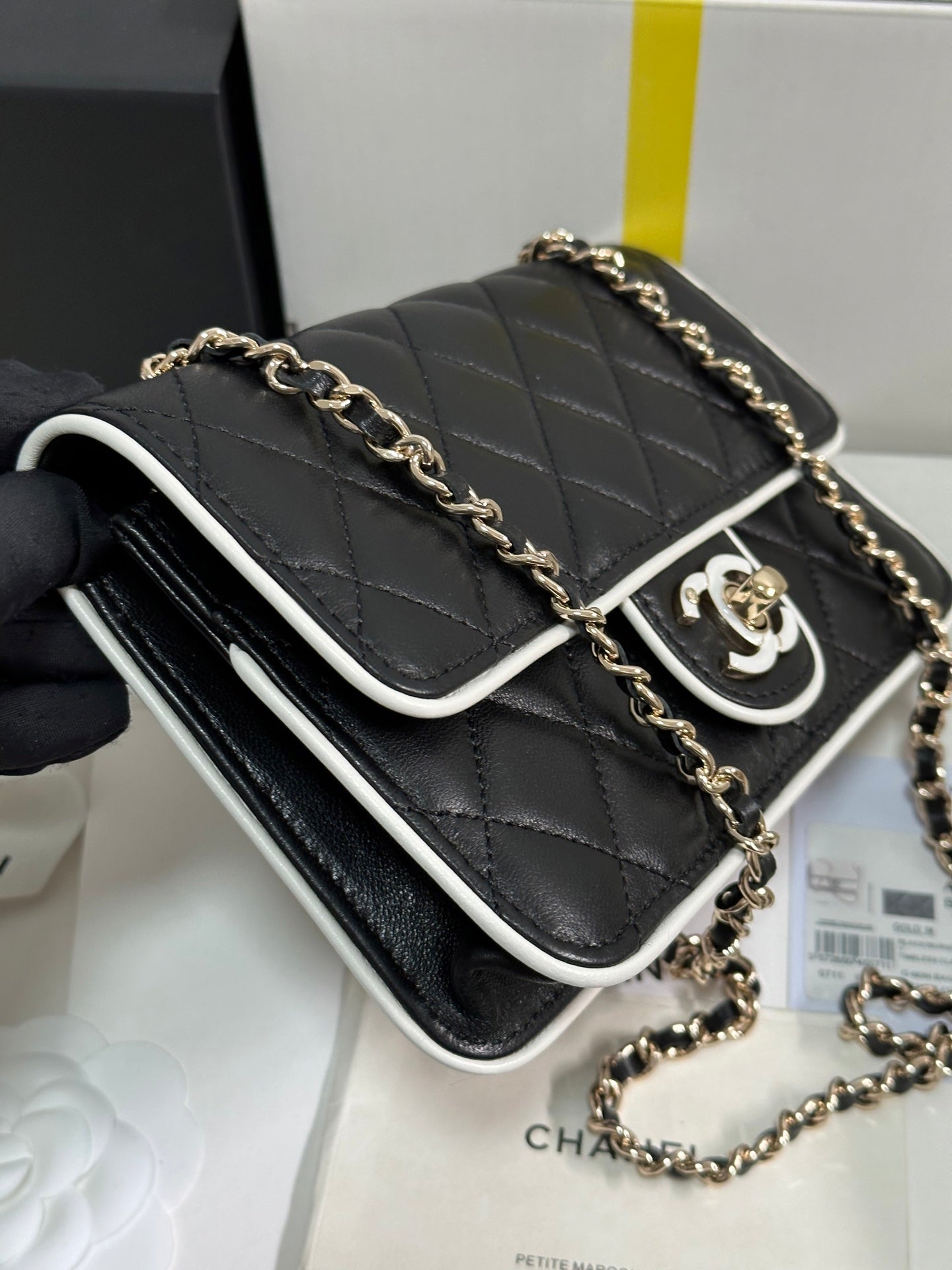 SAC À RABAT MATELASSÉ AVEC GARNITURE BLANCHE 19 EN AGNEAU NOIR
