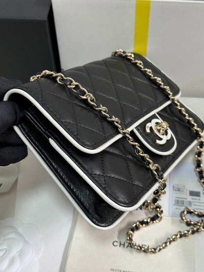 SAC À RABAT MATELASSÉ AVEC GARNITURE BLANCHE 19 EN AGNEAU NOIR