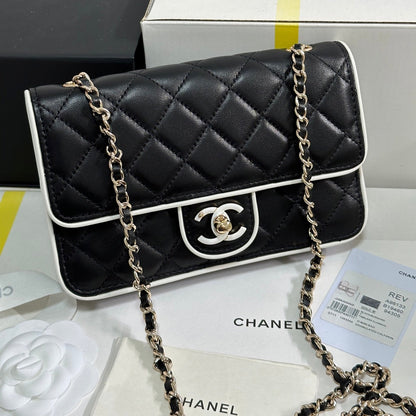 SAC À RABAT MATELASSÉ AVEC GARNITURE BLANCHE 19 EN AGNEAU NOIR