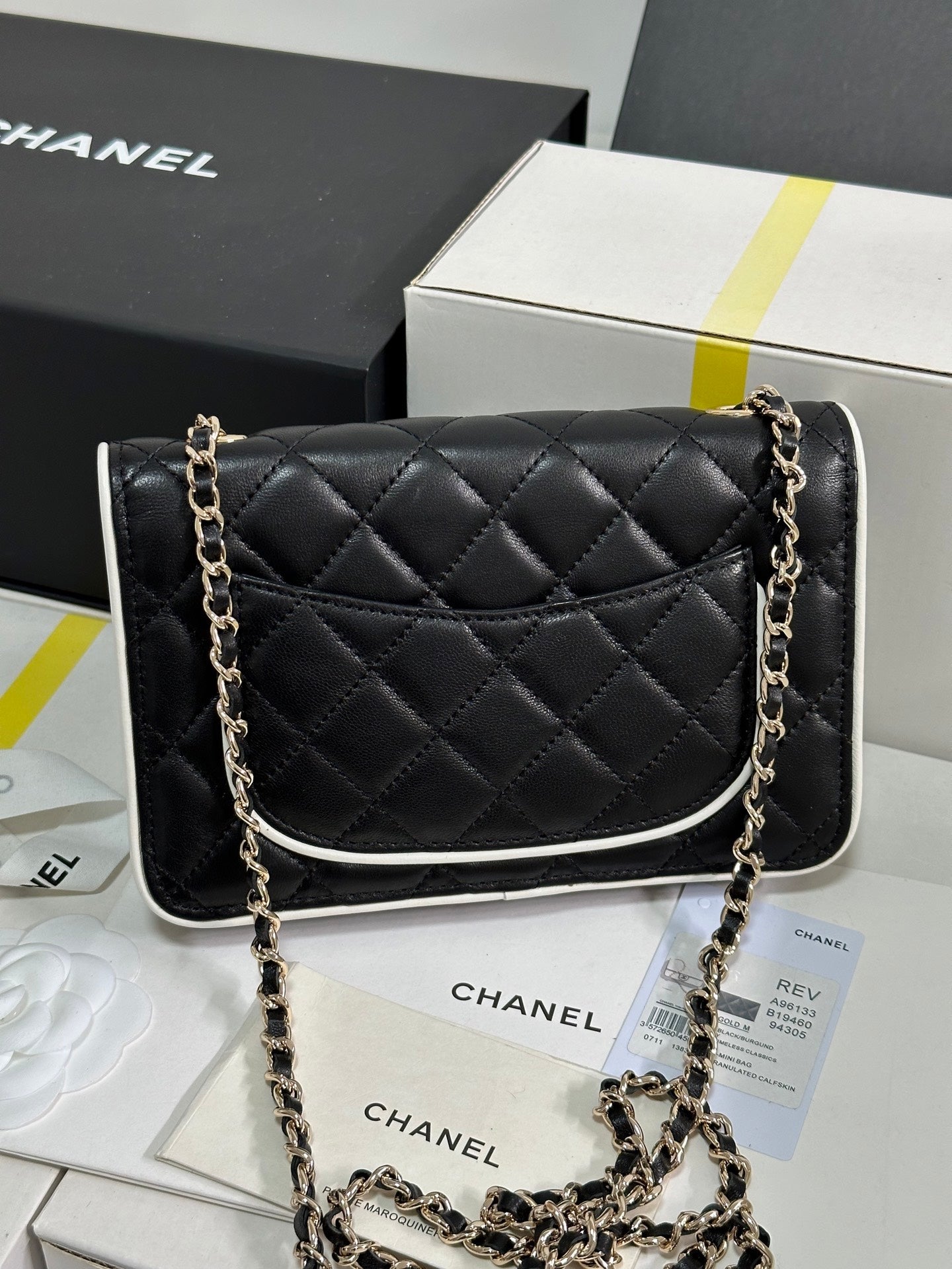 SAC À RABAT MATELASSÉ AVEC GARNITURE BLANCHE 19 EN AGNEAU NOIR