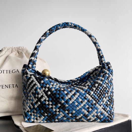 SAC À BANDULIÈRE TOSCA 27 EN CUIR D'AGNEAU BLEU MÉLANGE NOIR ET BLANC