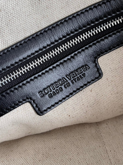 BOTTEGA VENETA 25S ANDIAMO GRAND INTRECCIATO 39 EN CUIR DE VEAU NOIR