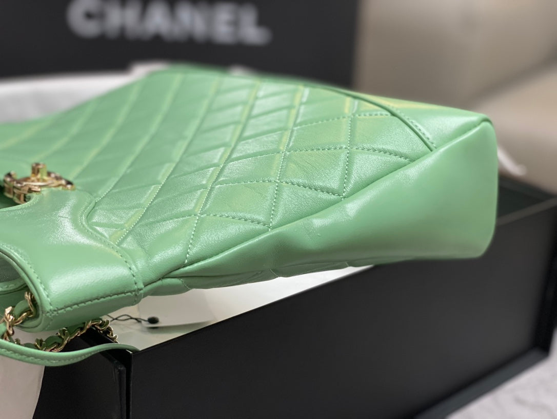 SAC SHOPPING CC SMALL 30 EN CUIR DE VEAU VERT MENTHE