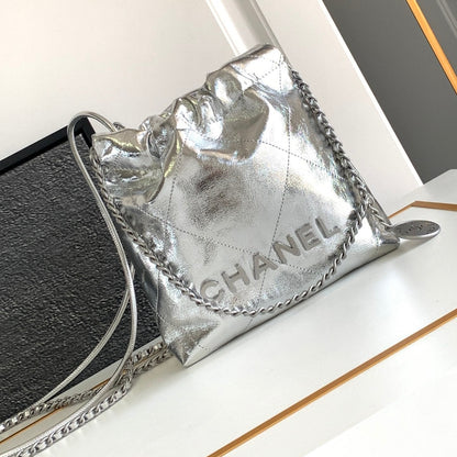 SAC CC 22 EN CUIR DE VEAU BRILLANT ARGENTÉ ET MÉTAL DORÉ