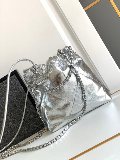 SAC CC 22 EN CUIR DE VEAU BRILLANT ARGENTÉ ET MÉTAL DORÉ
