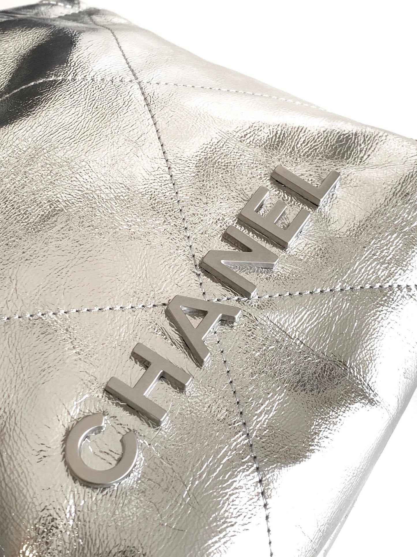 SAC CC 22 EN CUIR DE VEAU BRILLANT ARGENTÉ ET MÉTAL DORÉ