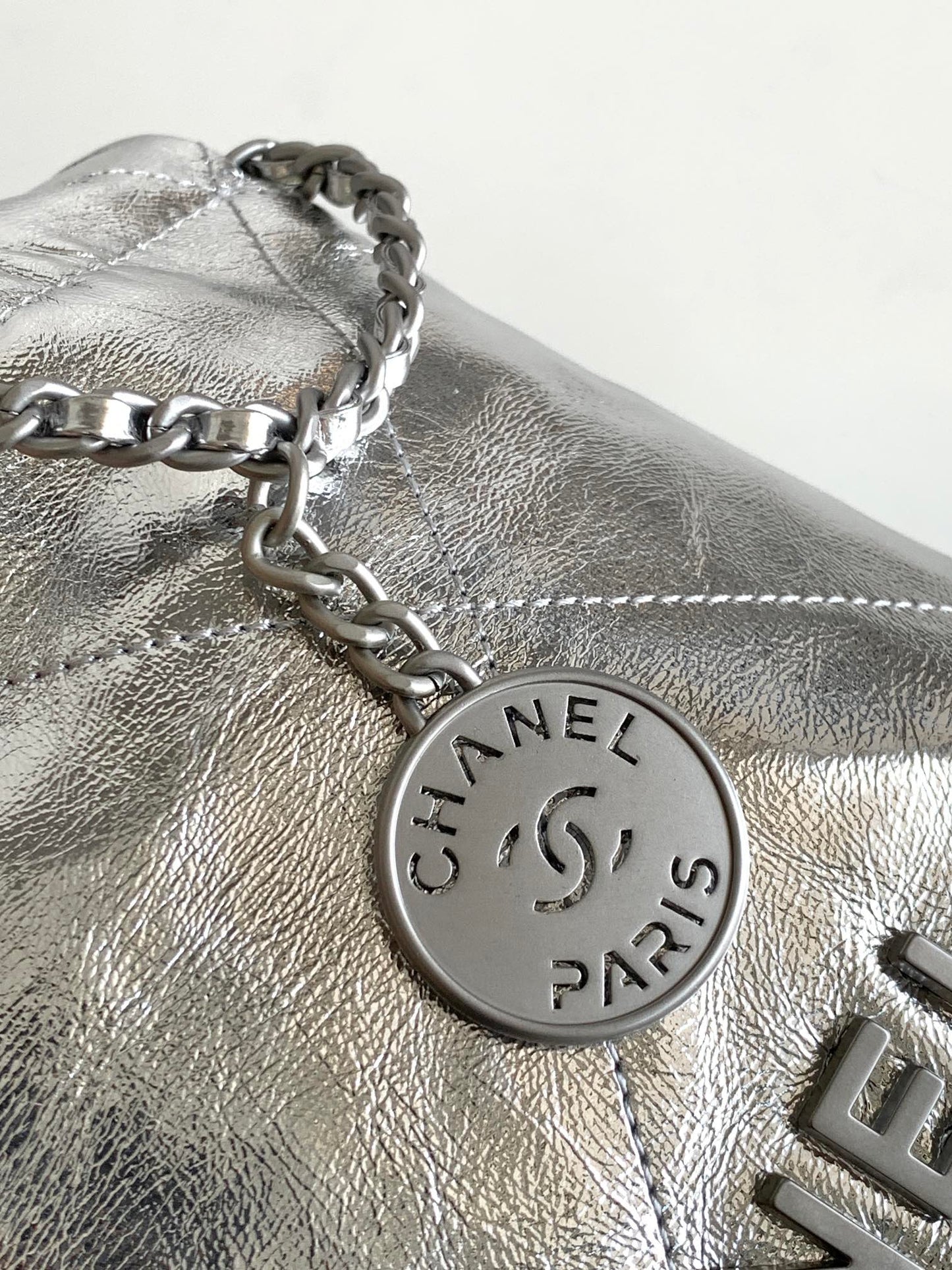 SAC CC 22 EN CUIR DE VEAU BRILLANT ARGENTÉ ET MÉTAL DORÉ
