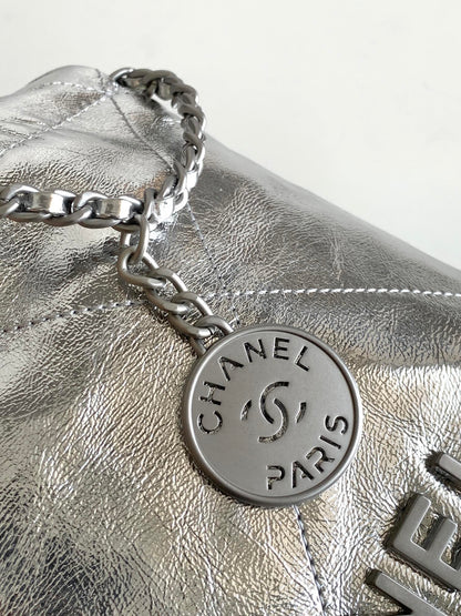 SAC CC 22 EN CUIR DE VEAU BRILLANT ARGENTÉ ET MÉTAL DORÉ