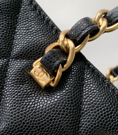 GRAND SAC CC 33 EN CUIR DE VEAU NOIR, ACCASTILLAGE DORÉ