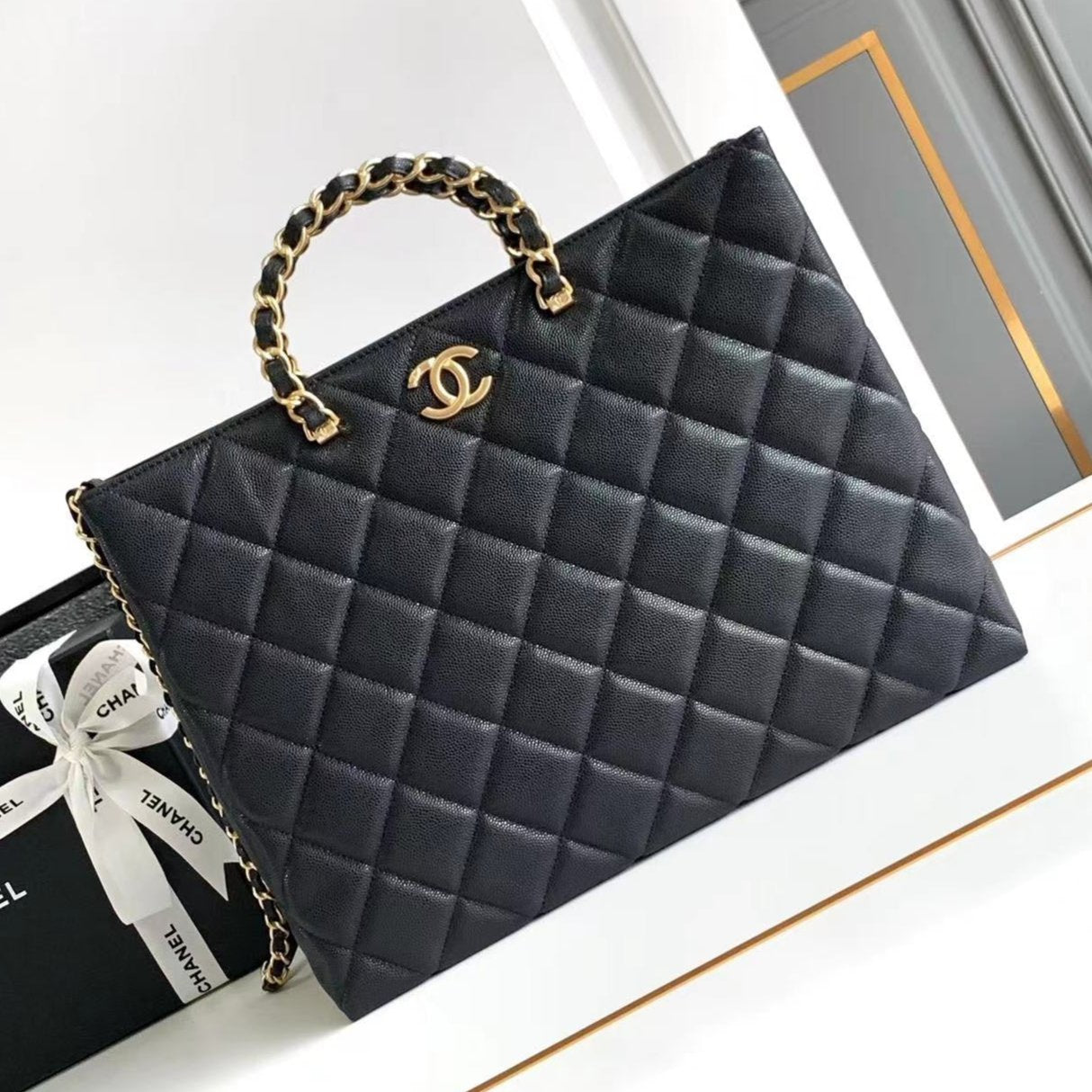 GRAND SAC CC 33 EN CUIR DE VEAU NOIR, ACCASTILLAGE DORÉ