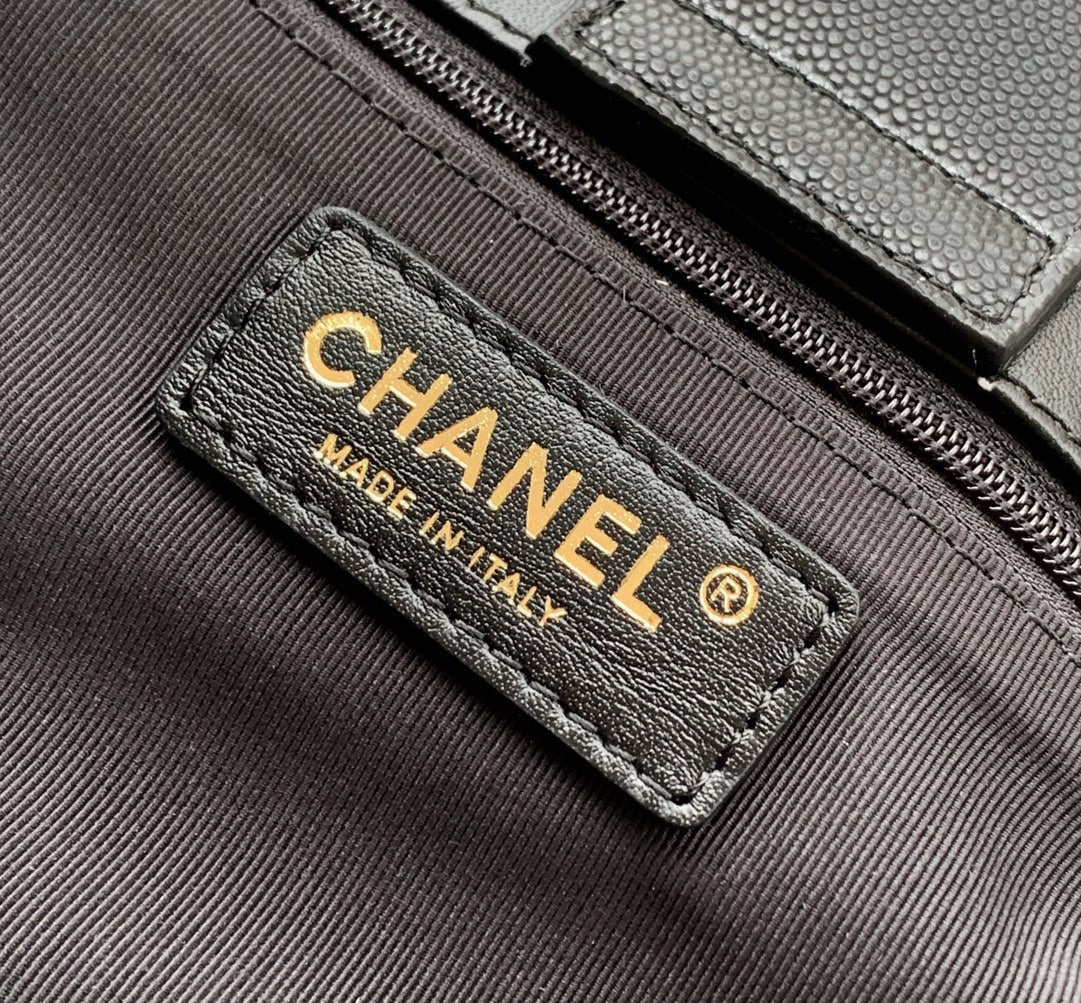 GRAND SAC CC 33 EN CUIR DE VEAU NOIR, ACCASTILLAGE DORÉ