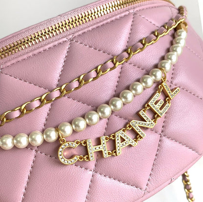 SAC CC WAIST 24 EN CUIR DE VEAU ROSE CLAIR AVEC CHAÎNE DE PERLES ET ACCASTILLAGE DORÉ