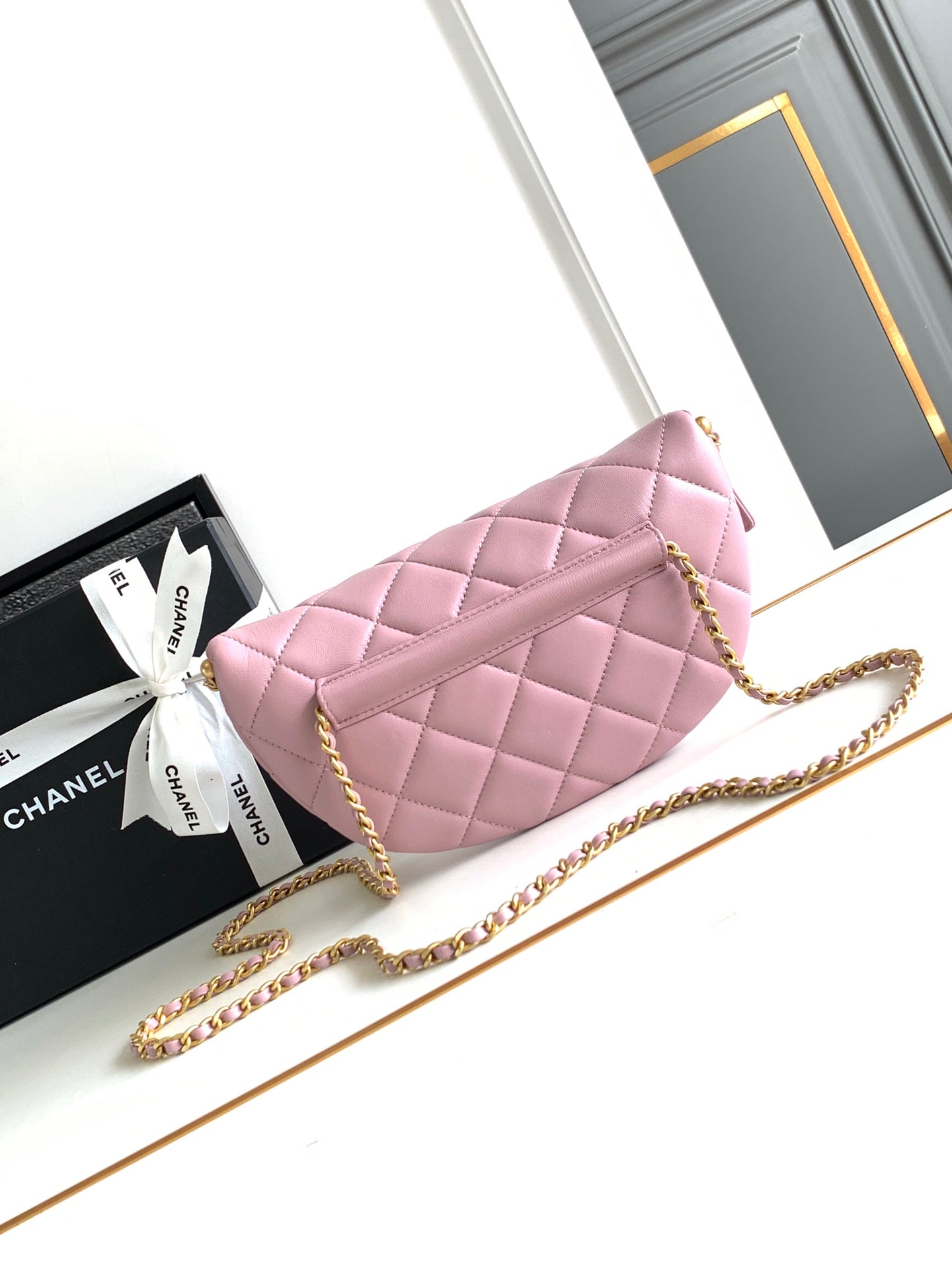 SAC CC WAIST 24 EN CUIR DE VEAU ROSE CLAIR AVEC CHAÎNE DE PERLES ET ACCASTILLAGE DORÉ