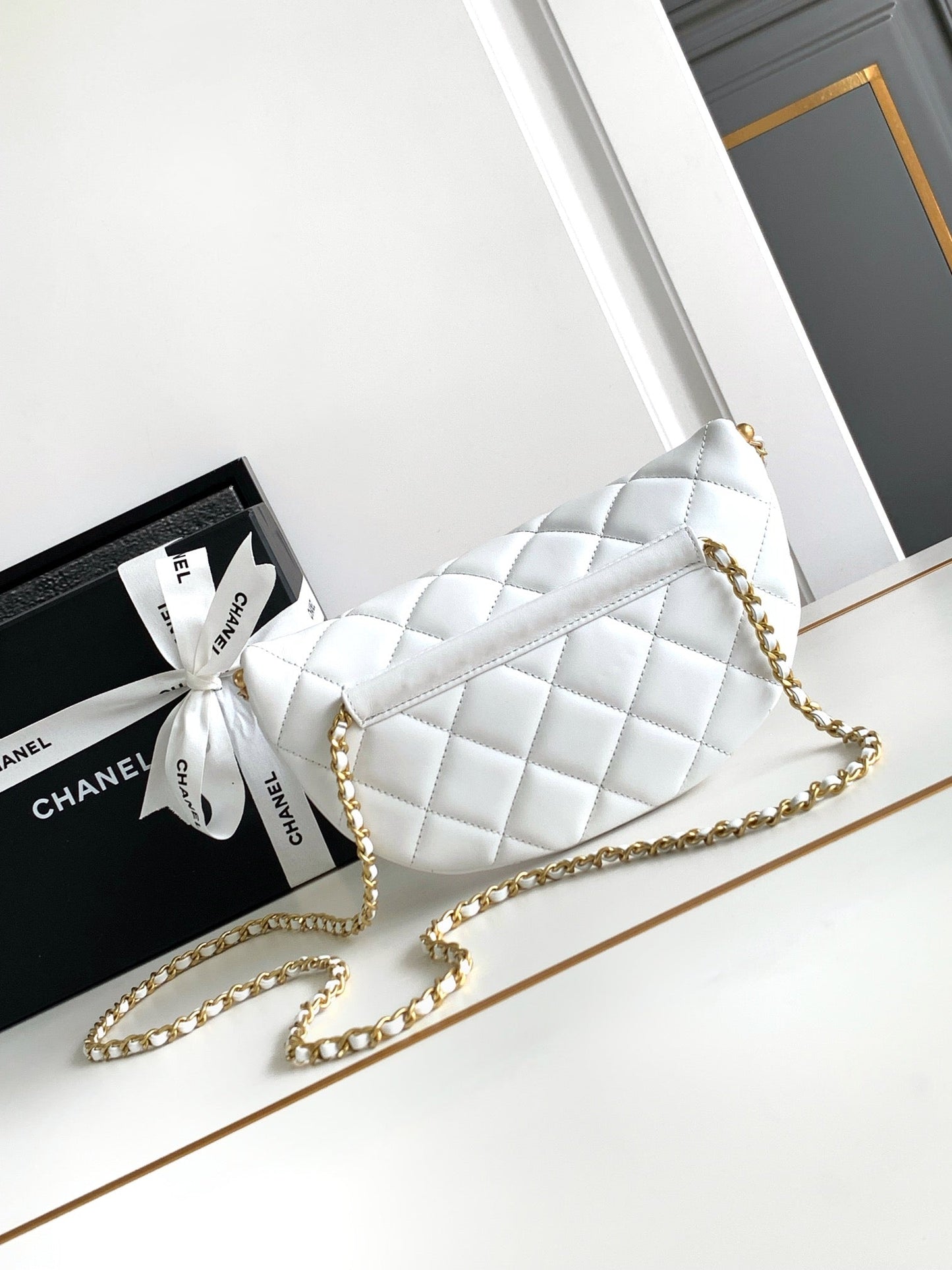 SAC CC WAIST 24 EN VEAU BLANC AVEC CHAÎNE DE PERLES ET ACCASTILLAGE DORÉ