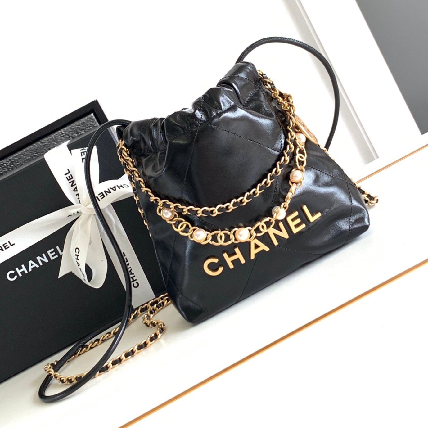 Sac CC MINI 20 en veau brillant noir et métal doré