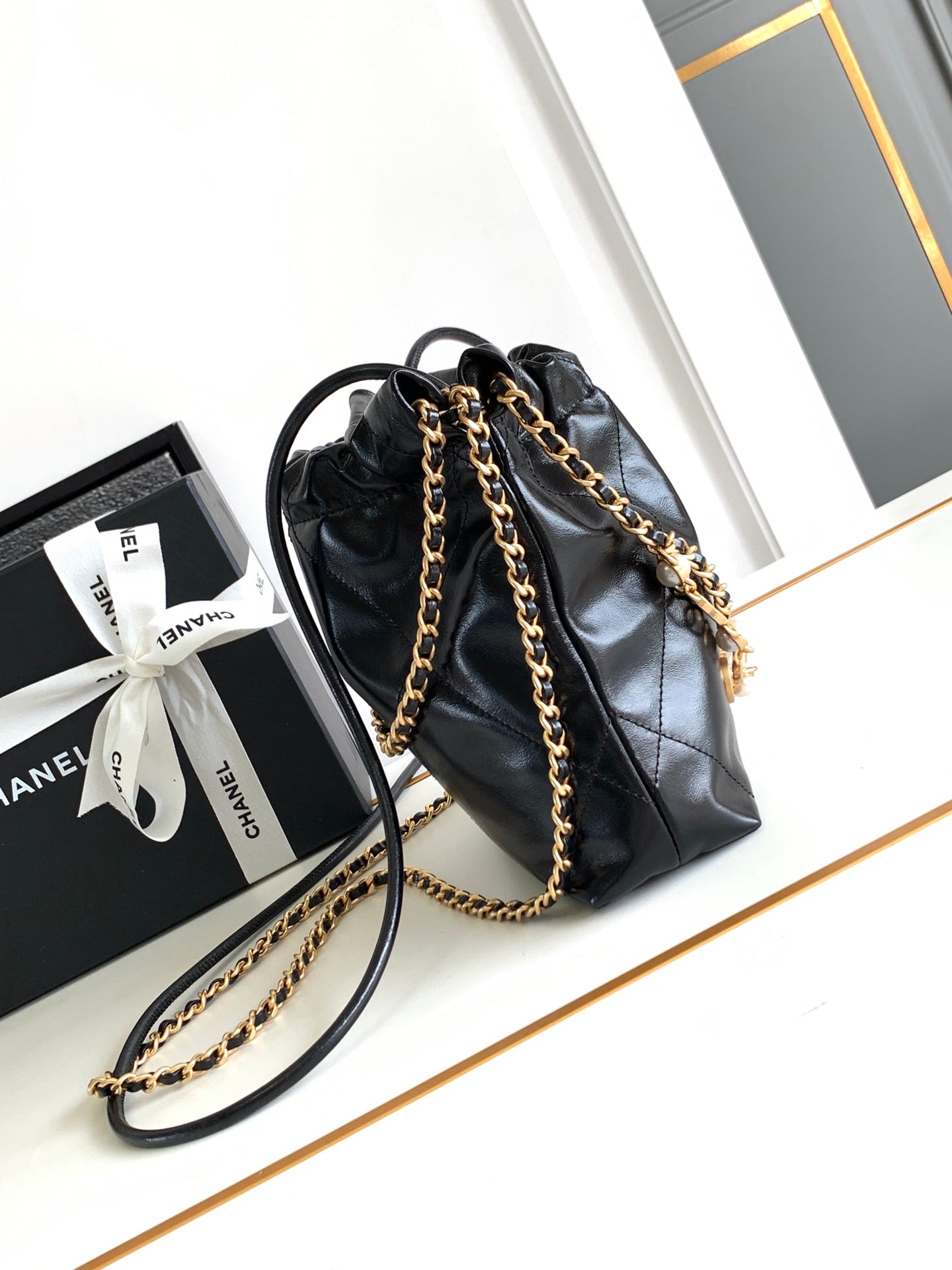Sac CC MINI 20 en veau brillant noir et métal doré