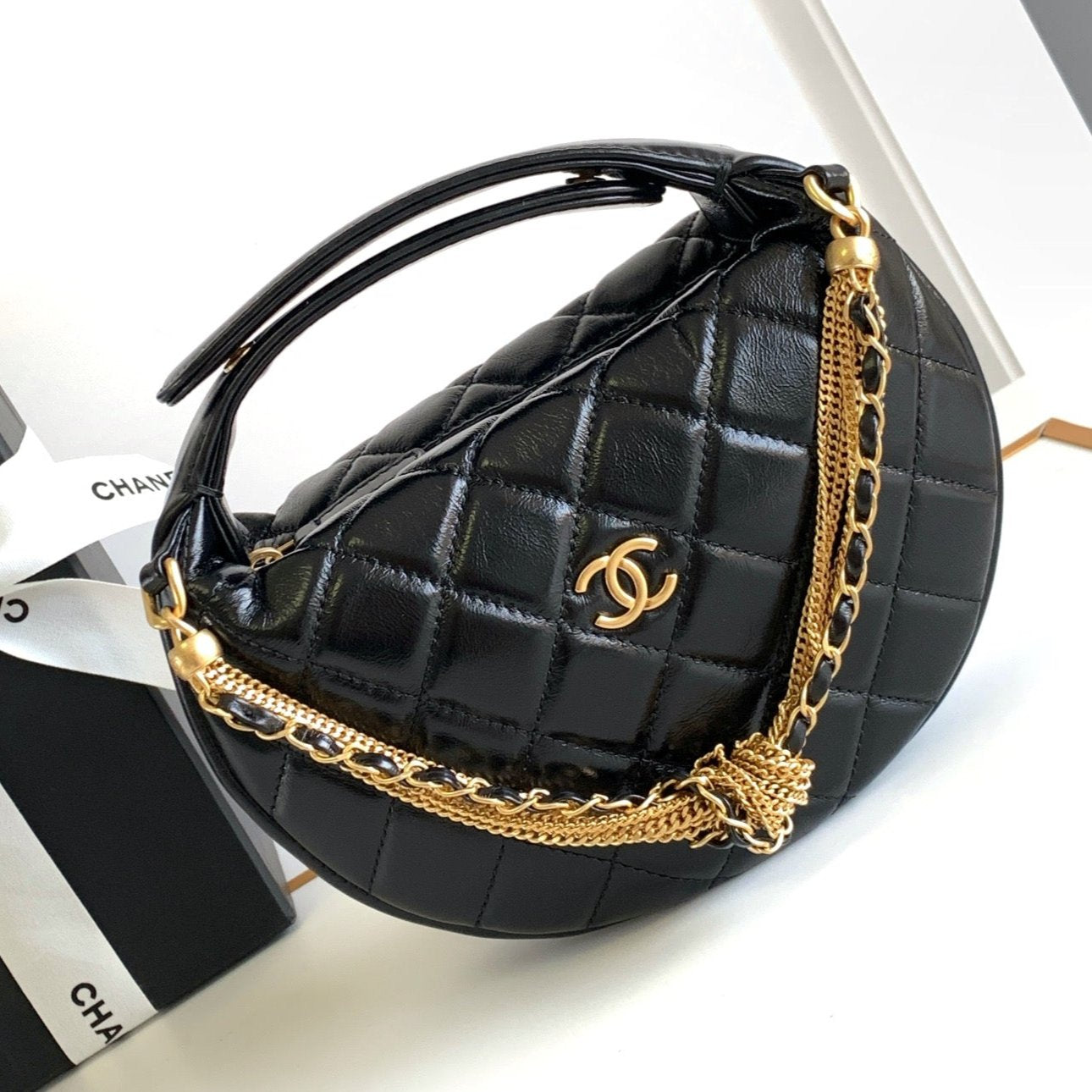 CC 16 MINI POCHETTE EN CUIR DE VEAU GRAINÉ NOIR ET MÉTAL DORÉ