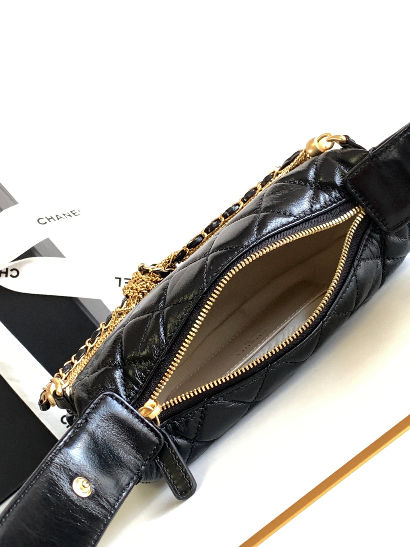 CC 16 MINI POCHETTE EN CUIR DE VEAU GRAINÉ NOIR ET MÉTAL DORÉ