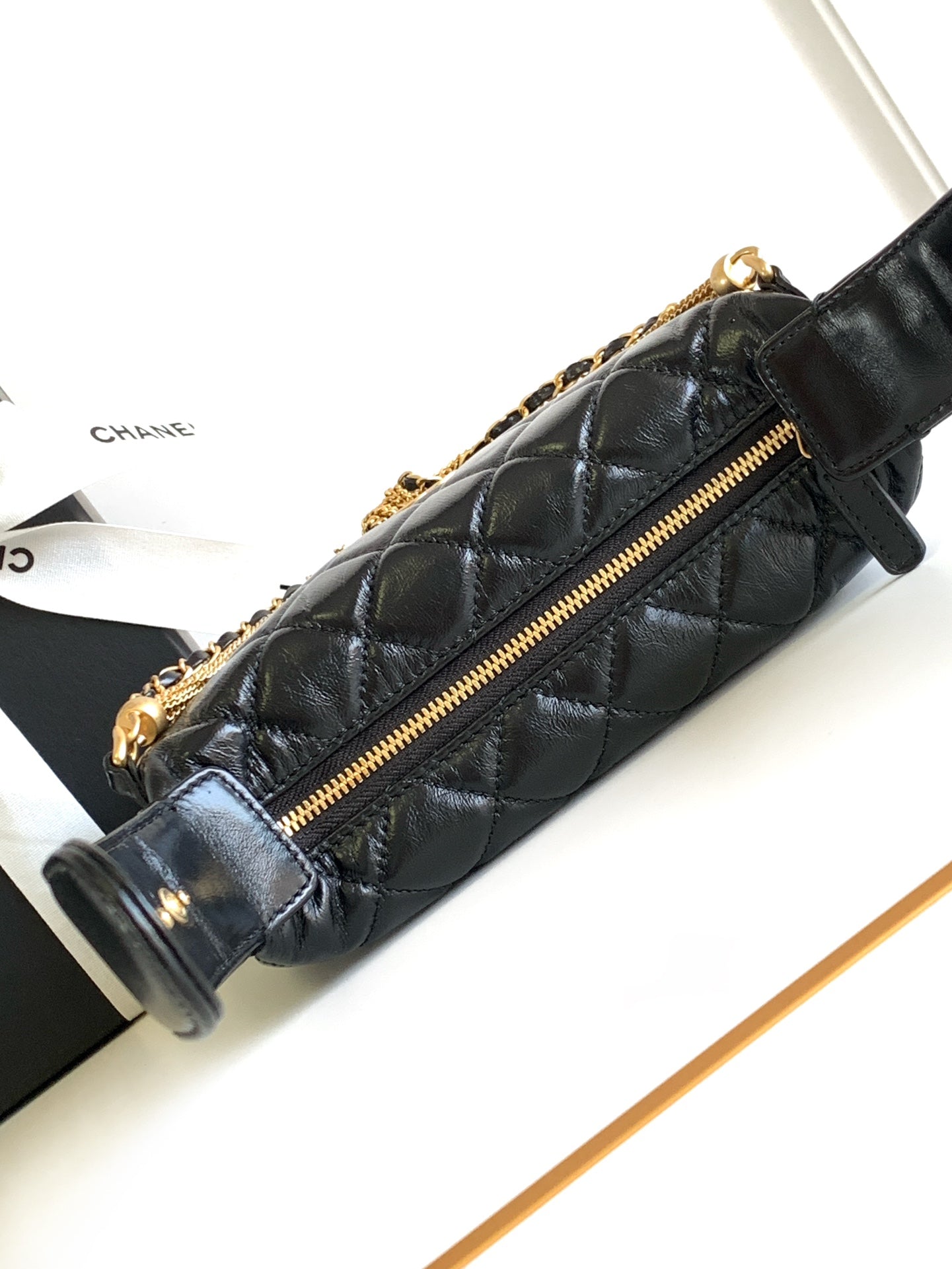 CC 16 MINI POCHETTE EN CUIR DE VEAU GRAINÉ NOIR ET MÉTAL DORÉ