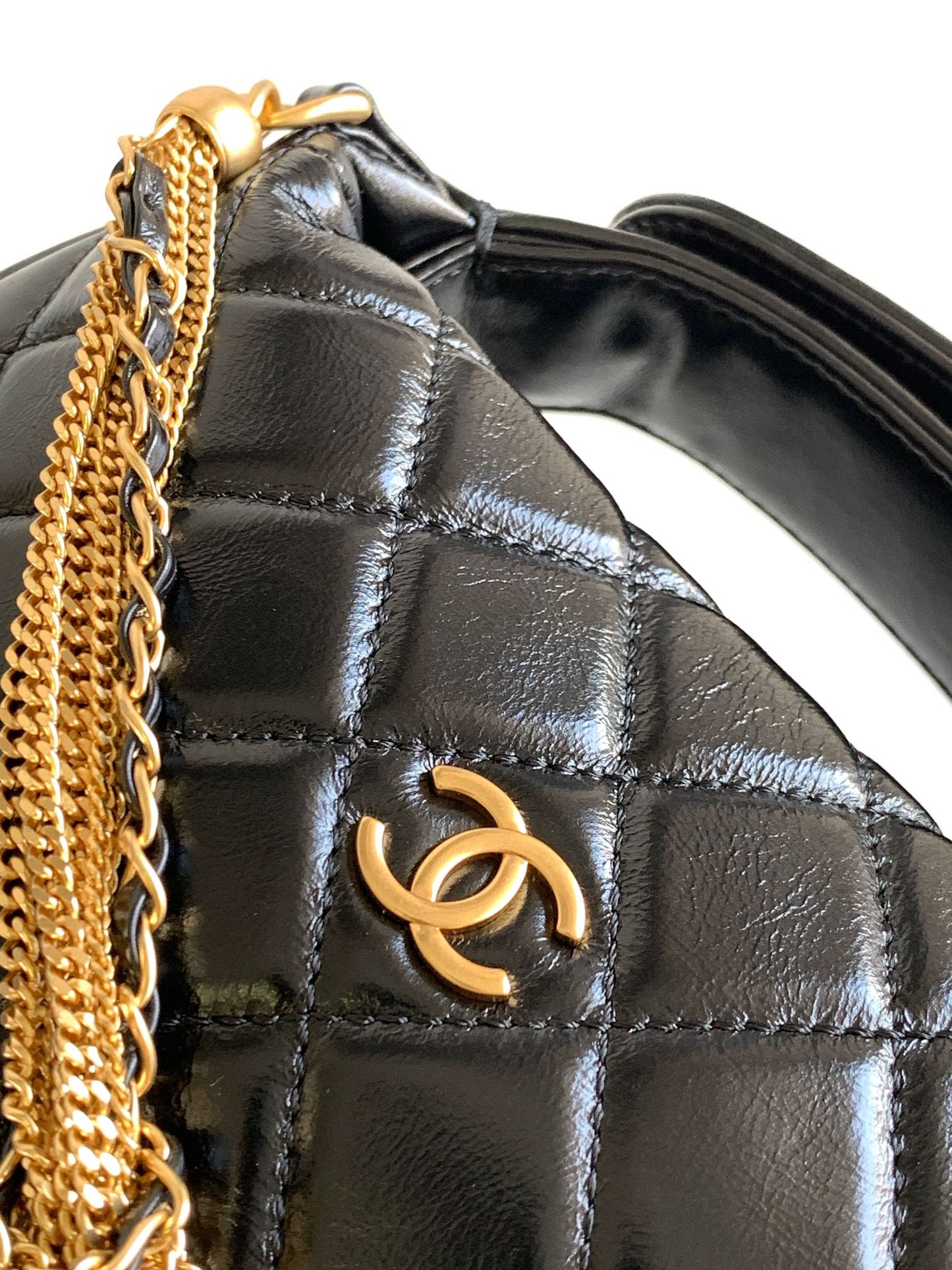 CC 16 MINI POCHETTE EN CUIR DE VEAU GRAINÉ NOIR ET MÉTAL DORÉ