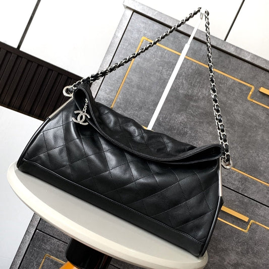SAC À ÉPAULE 40 EN AGNEAU SOUPLE NOIR LOGO EMBOSSÉ ACCASTILLAGE ARGENTÉ