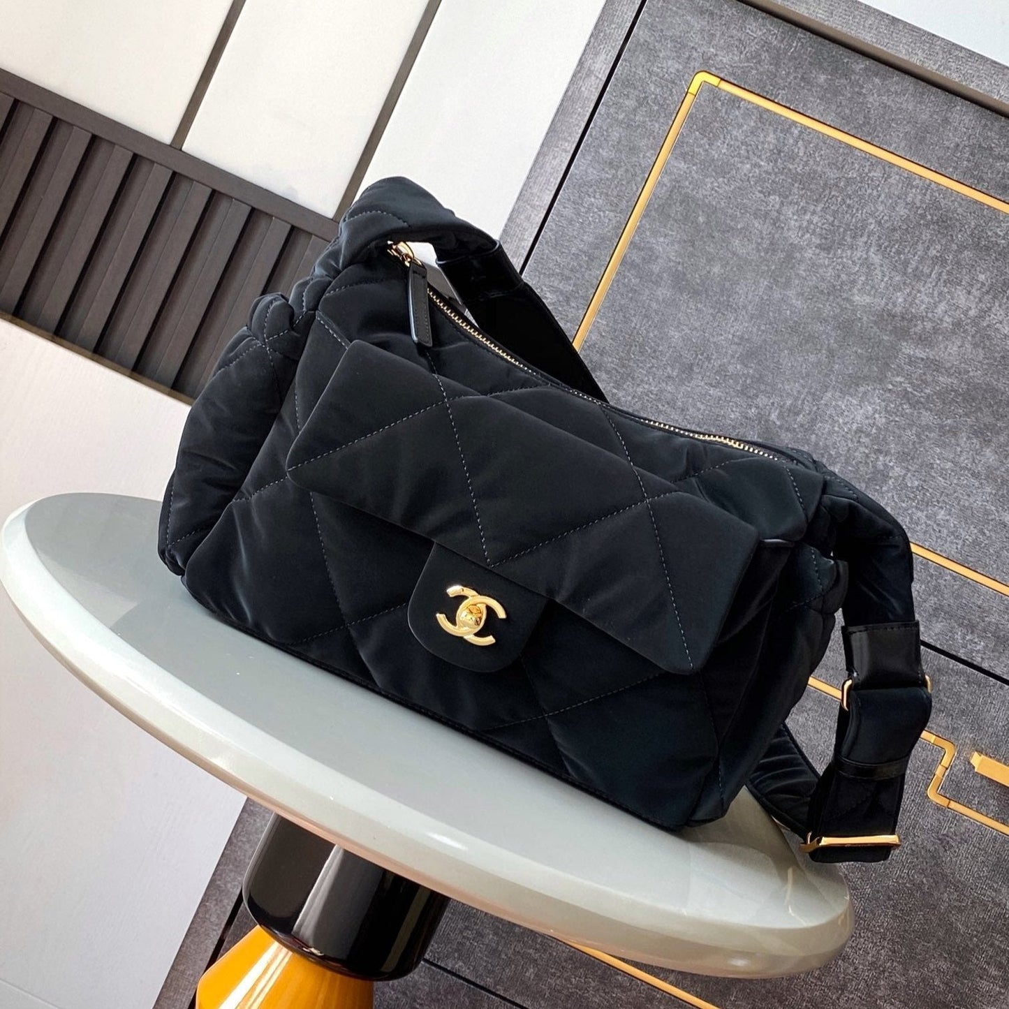 SAC HOBO 32 EN NYLON NOIR AVEC MÉTAL DORÉ