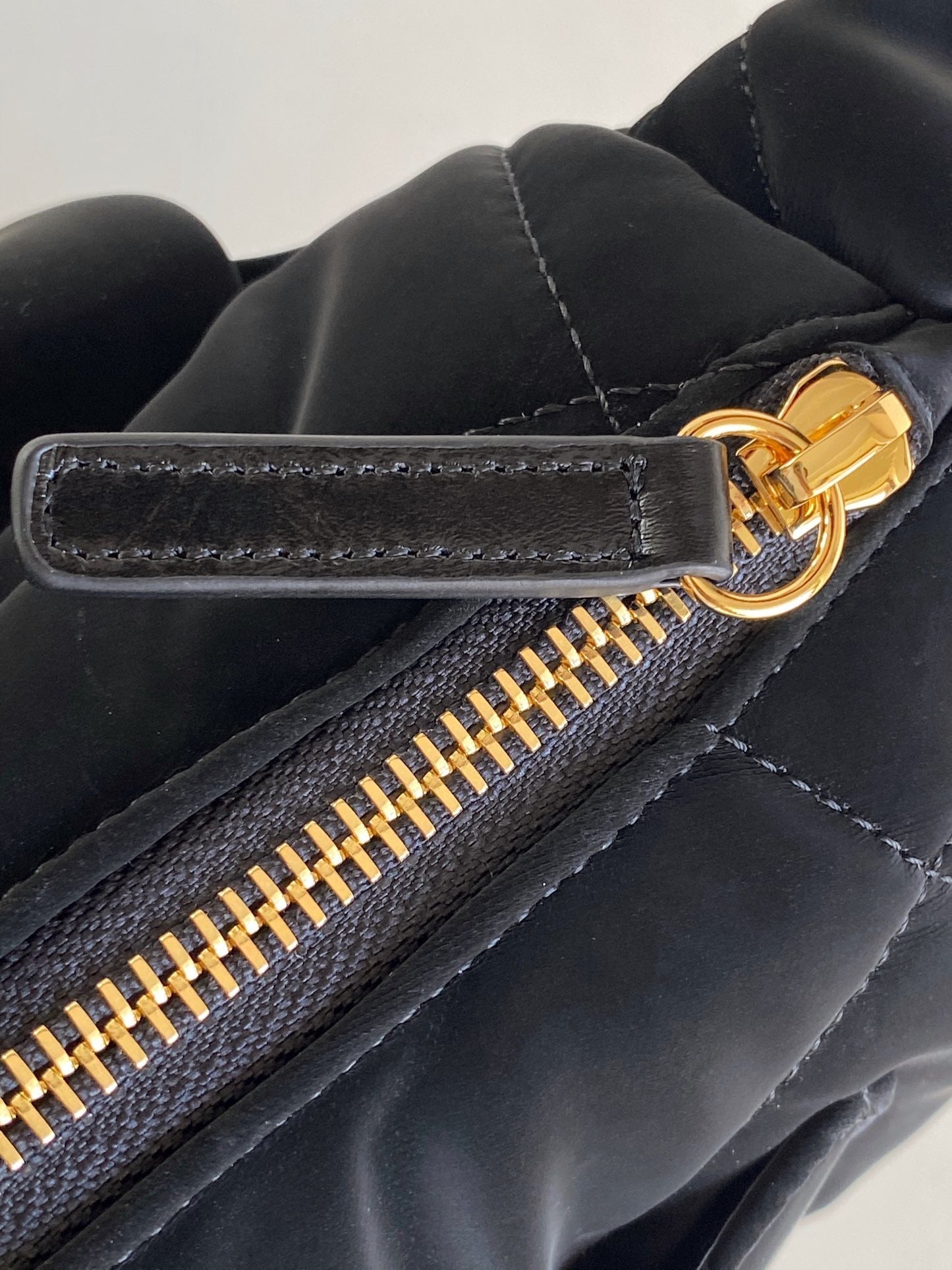 SAC HOBO 32 EN NYLON NOIR AVEC MÉTAL DORÉ