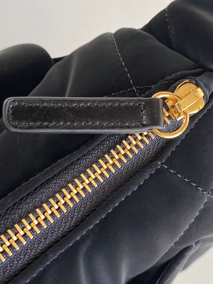 SAC HOBO 32 EN NYLON NOIR AVEC MÉTAL DORÉ