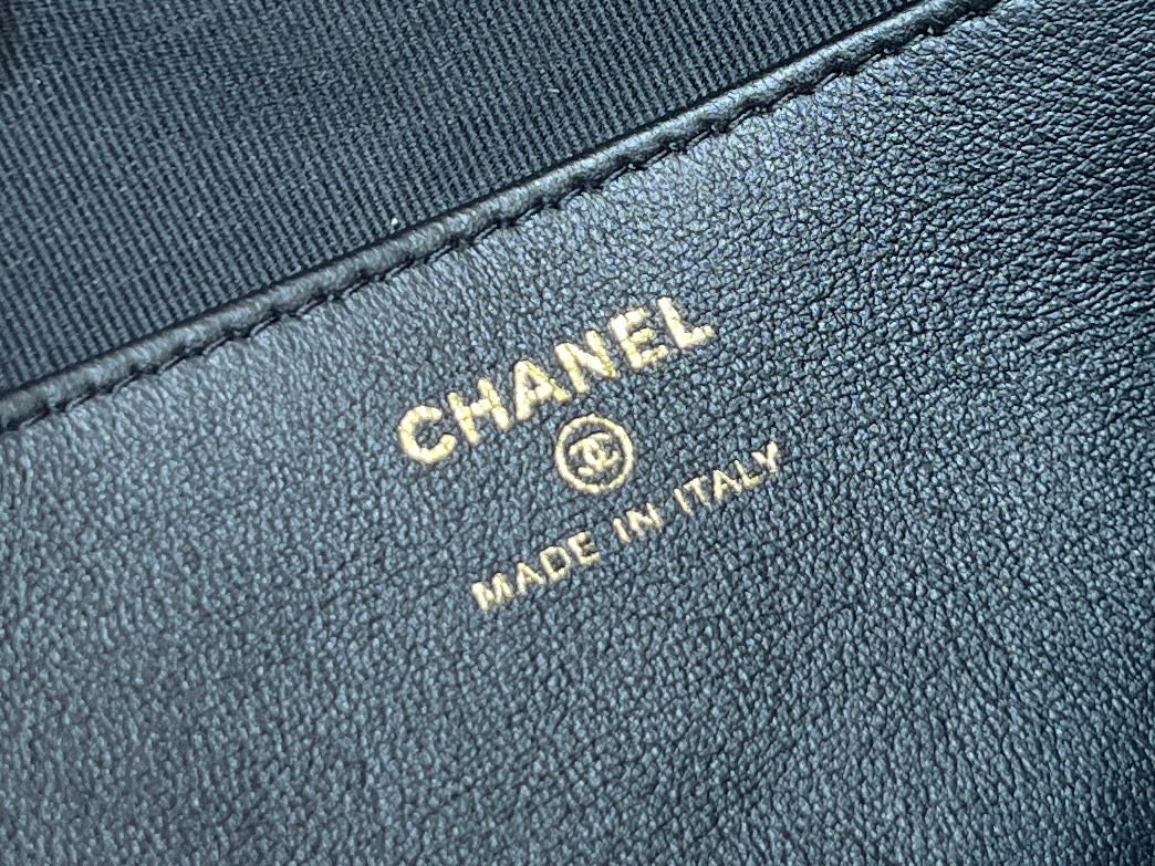 SAC D'ÉPAULE MATELASSÉ 21 EN AGNEAU NOIR AVEC FINITIONS MÉTALLIQUES DORÉES