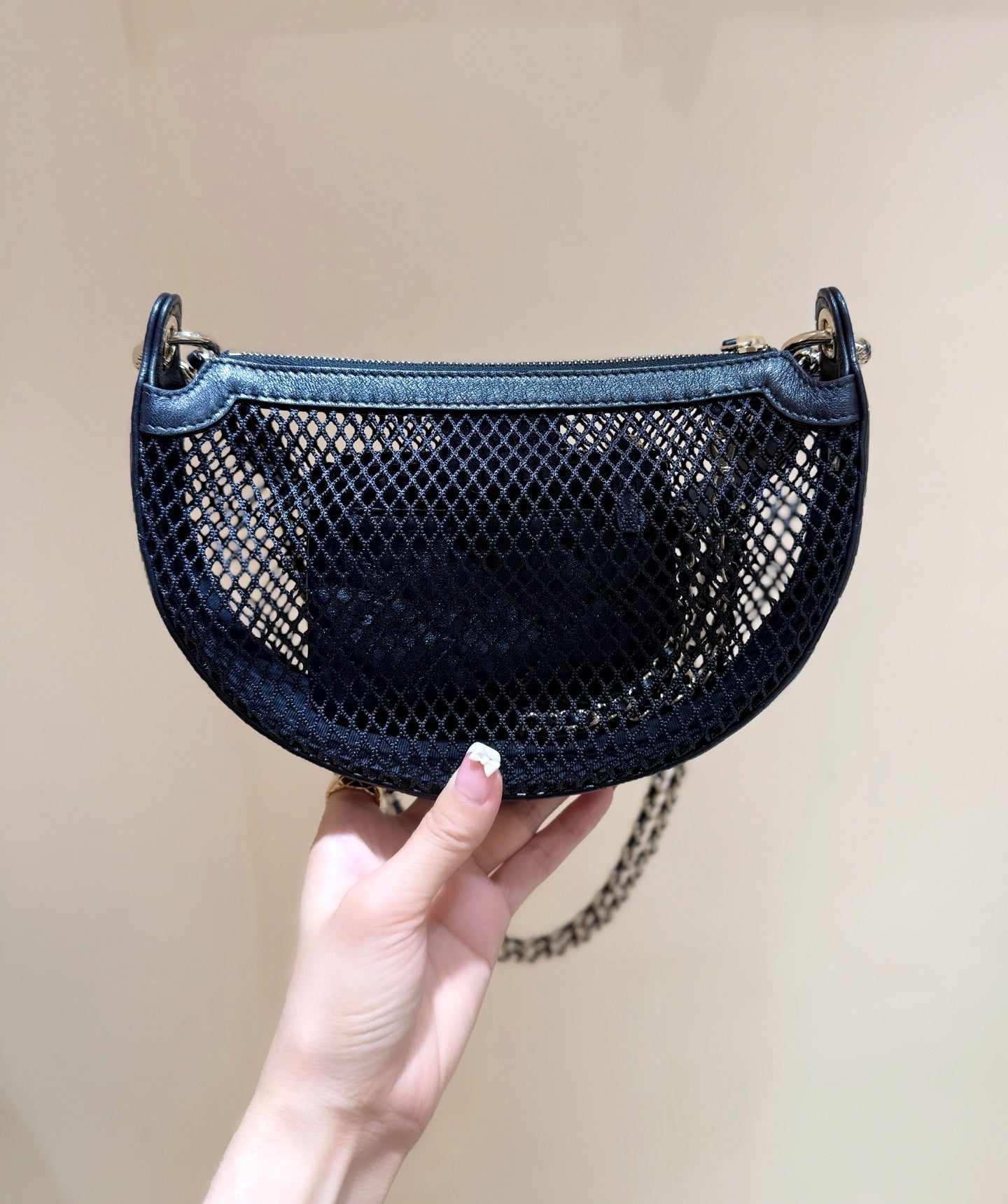 POCHETTE FILET 22 EN CUIR D'AGNEAU EFFET NOIR MÉTALLISÉ DORÉ