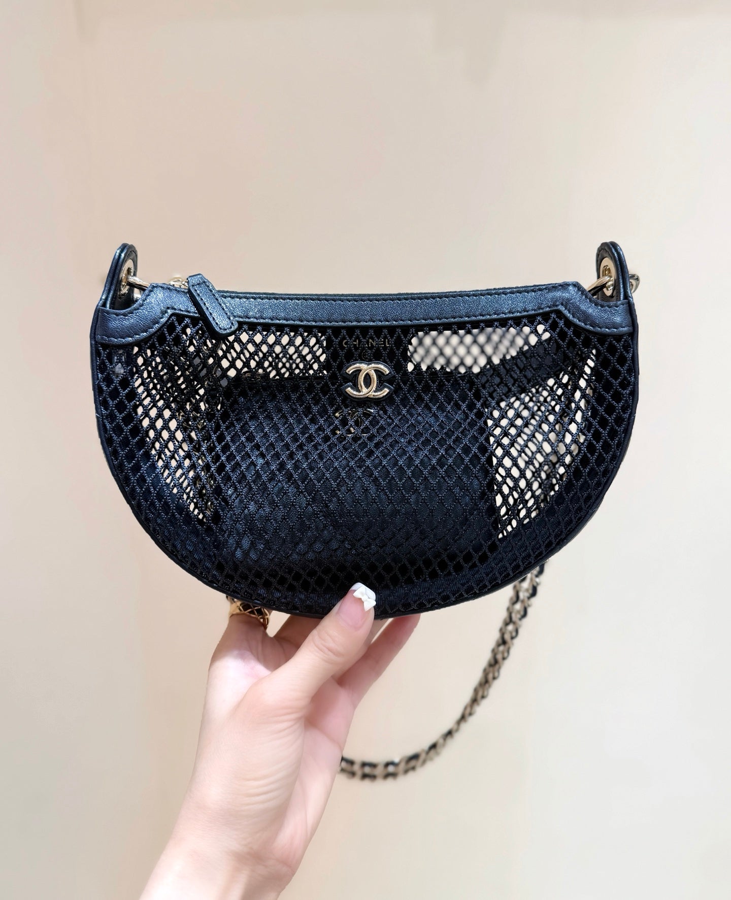 POCHETTE FILET 22 EN CUIR D'AGNEAU EFFET NOIR MÉTALLISÉ DORÉ