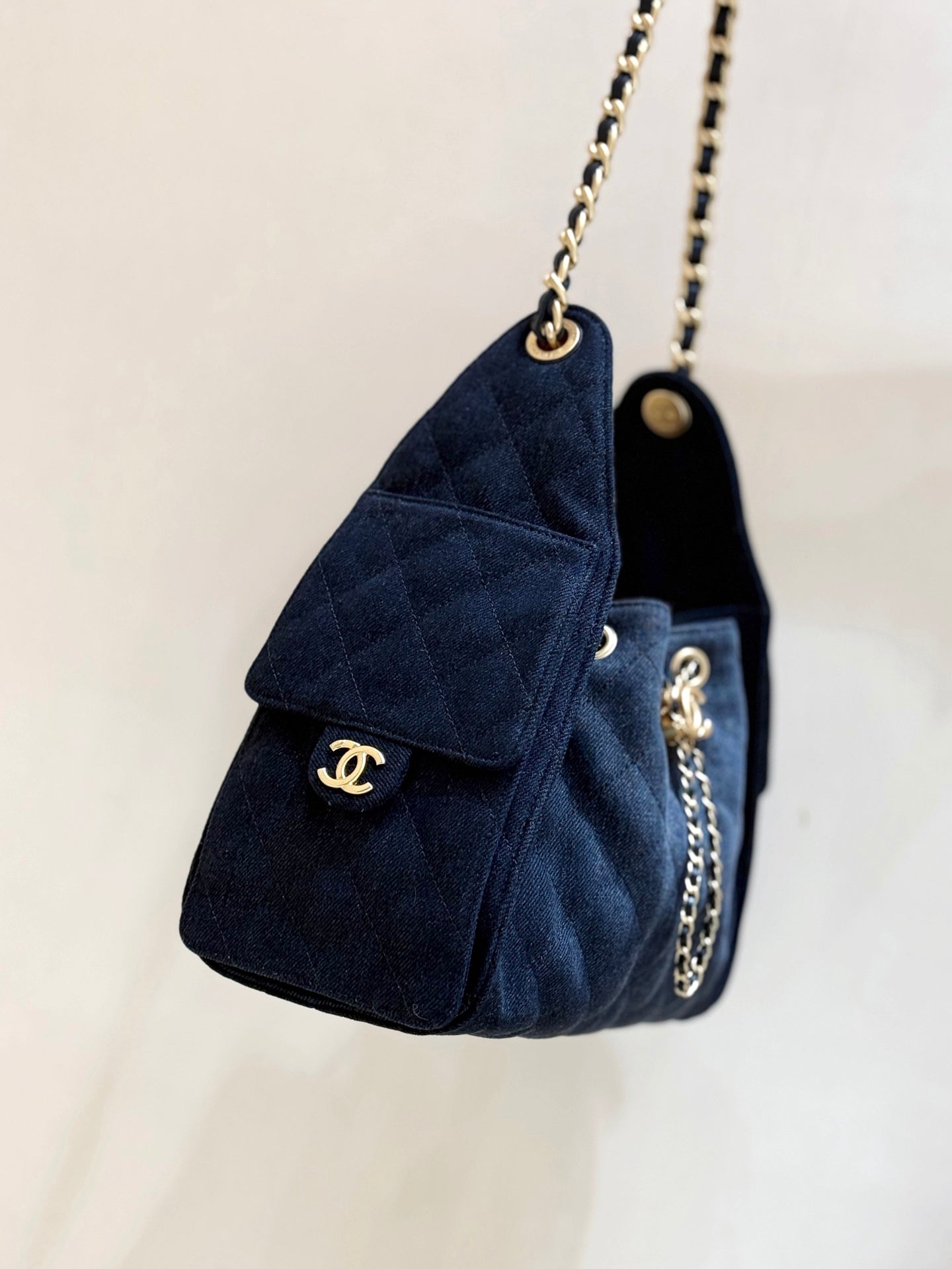 SAC À MAIN CC 25 30 EN JEAN BLEU FONCÉ ACCESSOIRES DORÉS