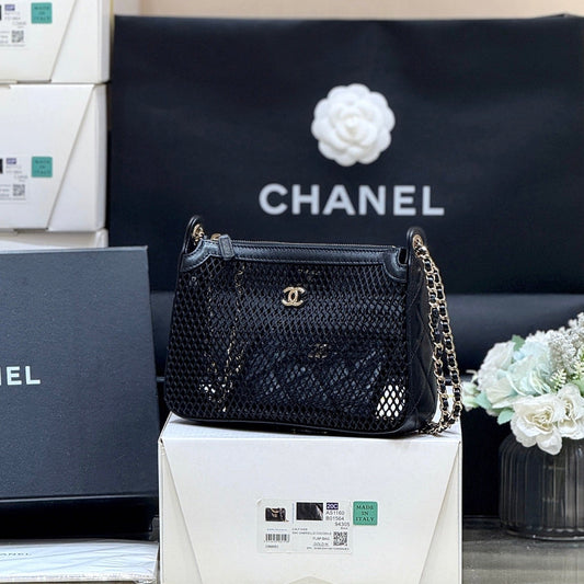 POCHETTE EN MAILLE 20 EN PEAU D'AGNEAU EFFET NOIR AVEC FINITIONS DORÉES