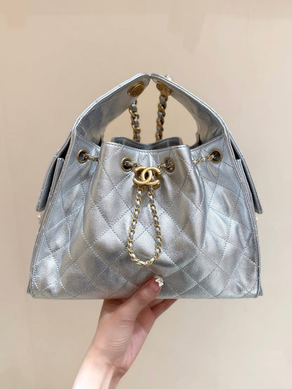 SAC À MAIN CC 25 EN CUIR DE VEAU GRAINÉ 30 ARGENT MATELASSÉ AVEC QUINCAILLERIE DORÉE