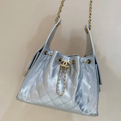 SAC À MAIN CC 25 EN CUIR DE VEAU GRAINÉ 30 ARGENT MATELASSÉ AVEC QUINCAILLERIE DORÉE