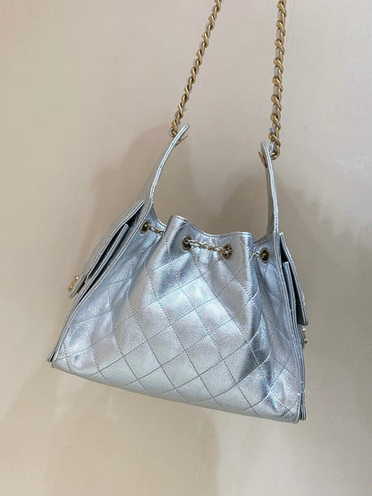 SAC À MAIN CC 25 EN CUIR DE VEAU GRAINÉ 30 ARGENT MATELASSÉ AVEC QUINCAILLERIE DORÉE