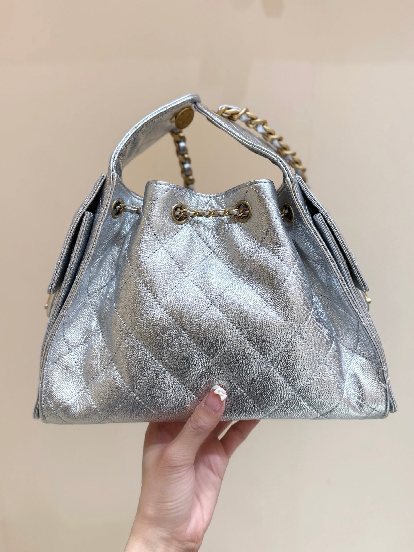 SAC À MAIN CC 25 EN CUIR DE VEAU GRAINÉ 30 ARGENT MATELASSÉ AVEC QUINCAILLERIE DORÉE