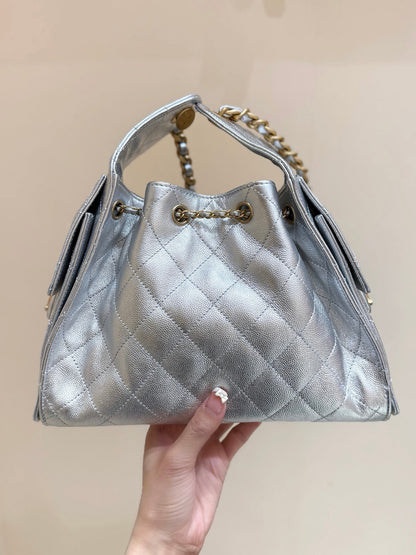 SAC À MAIN CC 25 EN CUIR DE VEAU GRAINÉ 30 ARGENT MATELASSÉ AVEC QUINCAILLERIE DORÉE