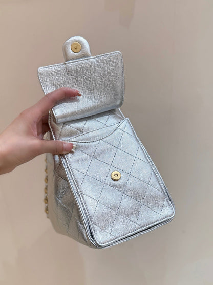 SAC À MAIN CC 25 EN CUIR DE VEAU GRAINÉ 30 ARGENT MATELASSÉ AVEC QUINCAILLERIE DORÉE