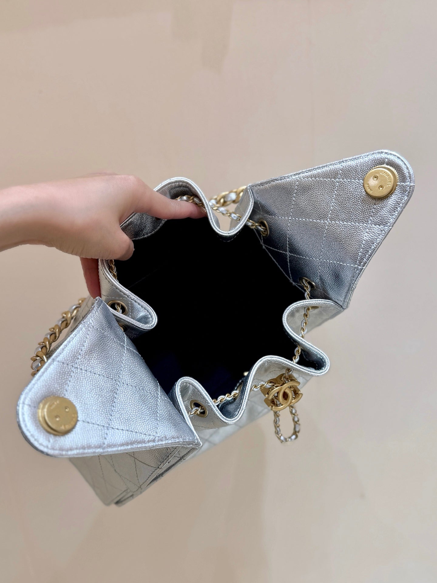 SAC À MAIN CC 25 EN CUIR DE VEAU GRAINÉ 30 ARGENT MATELASSÉ AVEC QUINCAILLERIE DORÉE