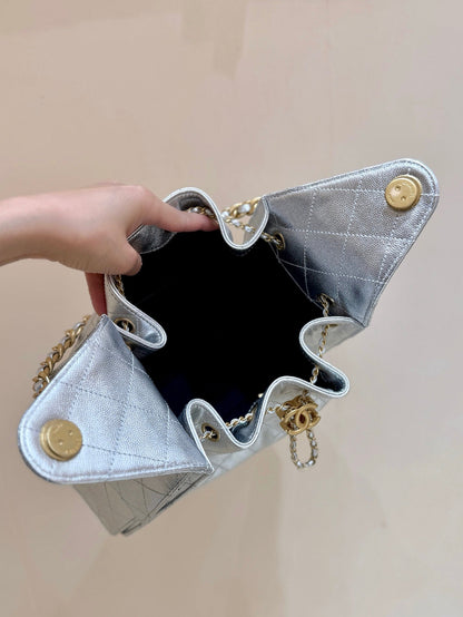 SAC À MAIN CC 25 EN CUIR DE VEAU GRAINÉ 30 ARGENT MATELASSÉ AVEC QUINCAILLERIE DORÉE